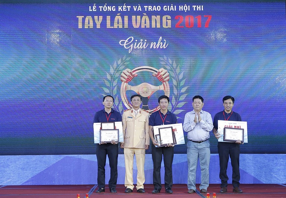 Trao giải Hội thi Tay lái vàng 2017 - 5 Thiếu tướng Nguyễn Ngọc Tuấn - Phó Cục trưởng Cục CSGT - Bộ Công an và ông Nguyễn Thắng Quân - Vụ trưởng Vụ Quản lý phương tiện và người lái - Trưởng ban giám khảo trao Giải Nhì
