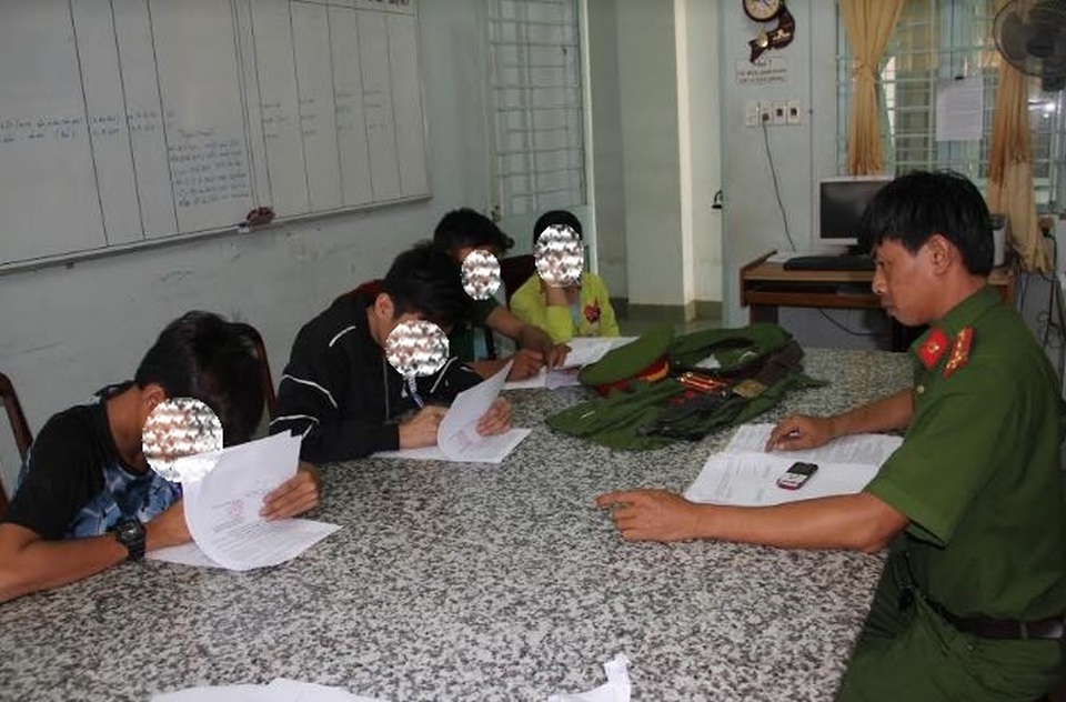 Bị phạt vì giả công an lấy “oai” với bạn bè - 1 Công an huyện tân Châu tống đạt quyết định xử phạt hành chính các thanh thiếu niên vi phạm