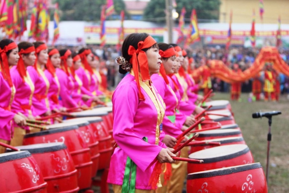Những nữ tay trống “cự phách” ở làng Đọi Tam - 4 Tập trung hết sức nghe tiếng lệnh để biểu diễn