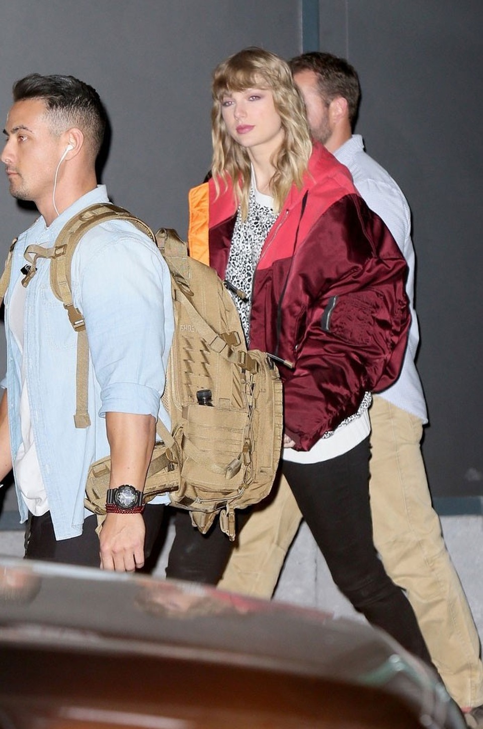 Taylor Swift ngày càng "phát tướng" - 6
Reputation là sản phẩm âm nhạc thứ 4 của Taylor Swift và nhanh chóng trở thành album bán chạy nhất năm dù mới chỉ ra mắt được hơn 1 tuần. Hiện tại, album này đã tiêu thụ được hơn 1,5 triệu bản chỉ trong vòng 1 tuần ra mắt. Năm 2014, album trước đó của Taylor là 1989, tiêu thụ được 1,29 triệu bản trong tuần đầu ra mắt.