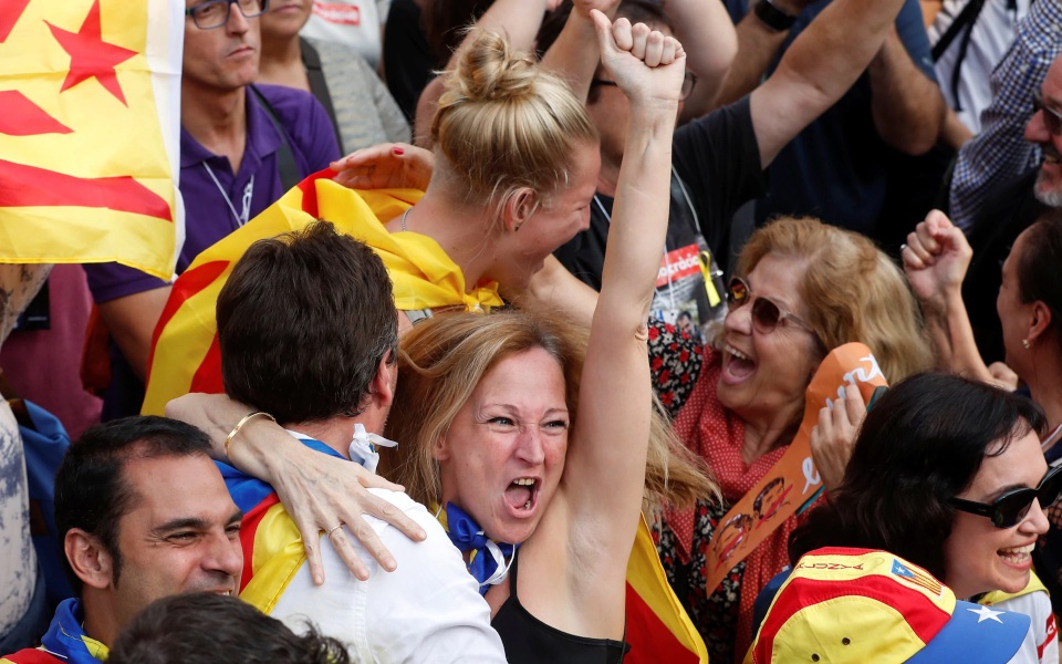 Catalonia tuyên bố độc lập, Tây Ban Nha lập tức rút quyền tự trị - 4
Người dân ở Barcelona ăn mừng sau kết quả bỏ phiếu tuyên bố độc lập ở nghị viện. (Ảnh: Telegraph)