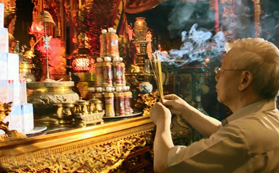 Tổng Bí thư Nguyễn Phú Trọng thăm và làm việc tại Nghệ An - 1 Tổng Bí thư Nguyễn Phú Trọng dâng hoa, dâng hương tưởng nhớ Hoàng đế Quang Trung.