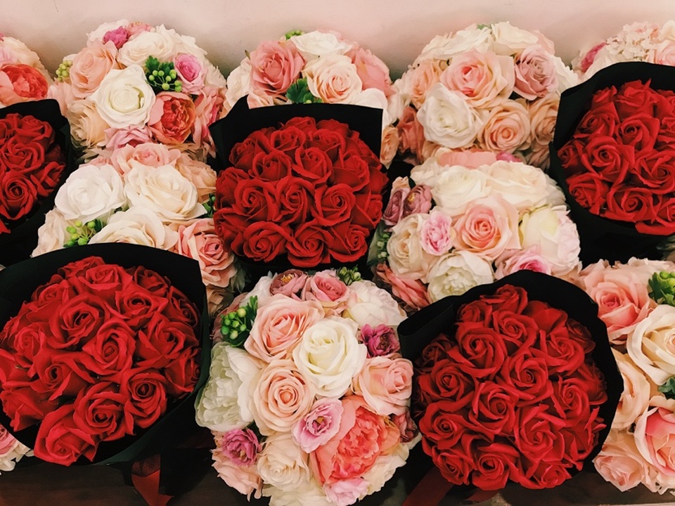 Vincom tôn vinh phụ nữ Việt với kim cương và hoa hồng - 2
Những món quà tinh tế và ý nghĩa được Vincom đầu tư chuẩn bị cho ngày Phụ nữ Việt Nam