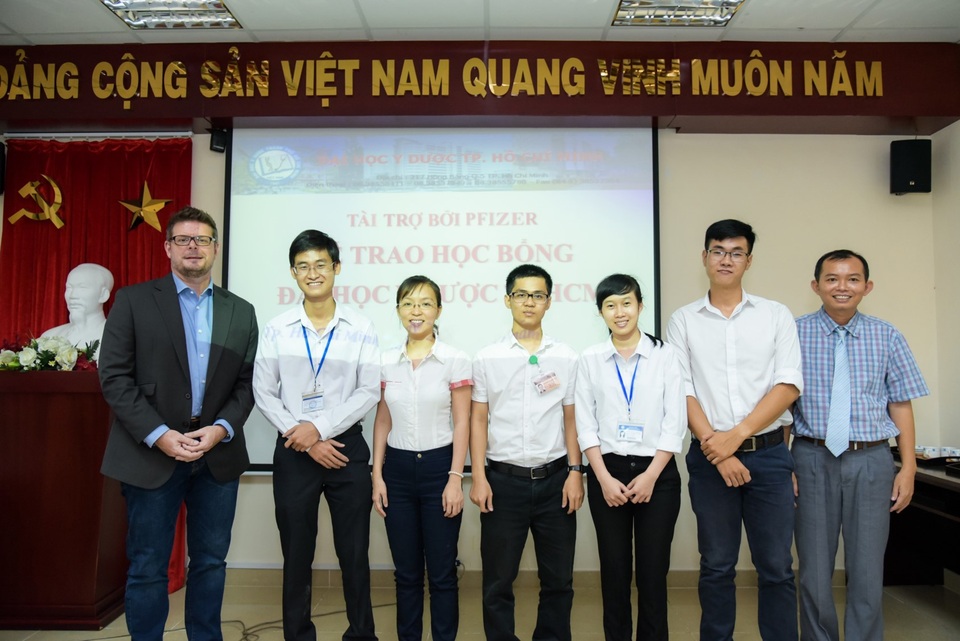 Các bạn sinh viên nhận học bổng tại Đại học Y Dược HCM
