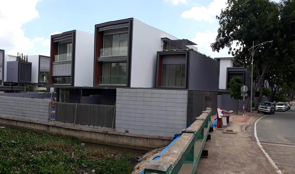 "Giải cứu" Thảo Điền Saphire: Bác đơn “xin tha” của HoREA - 1 Vào thời điểm này, công trình xây dựng của Công ty CP TDS vẫn nằm trong hành lang bảo vệ sông Sài Gòn và rạch Ông Hóa