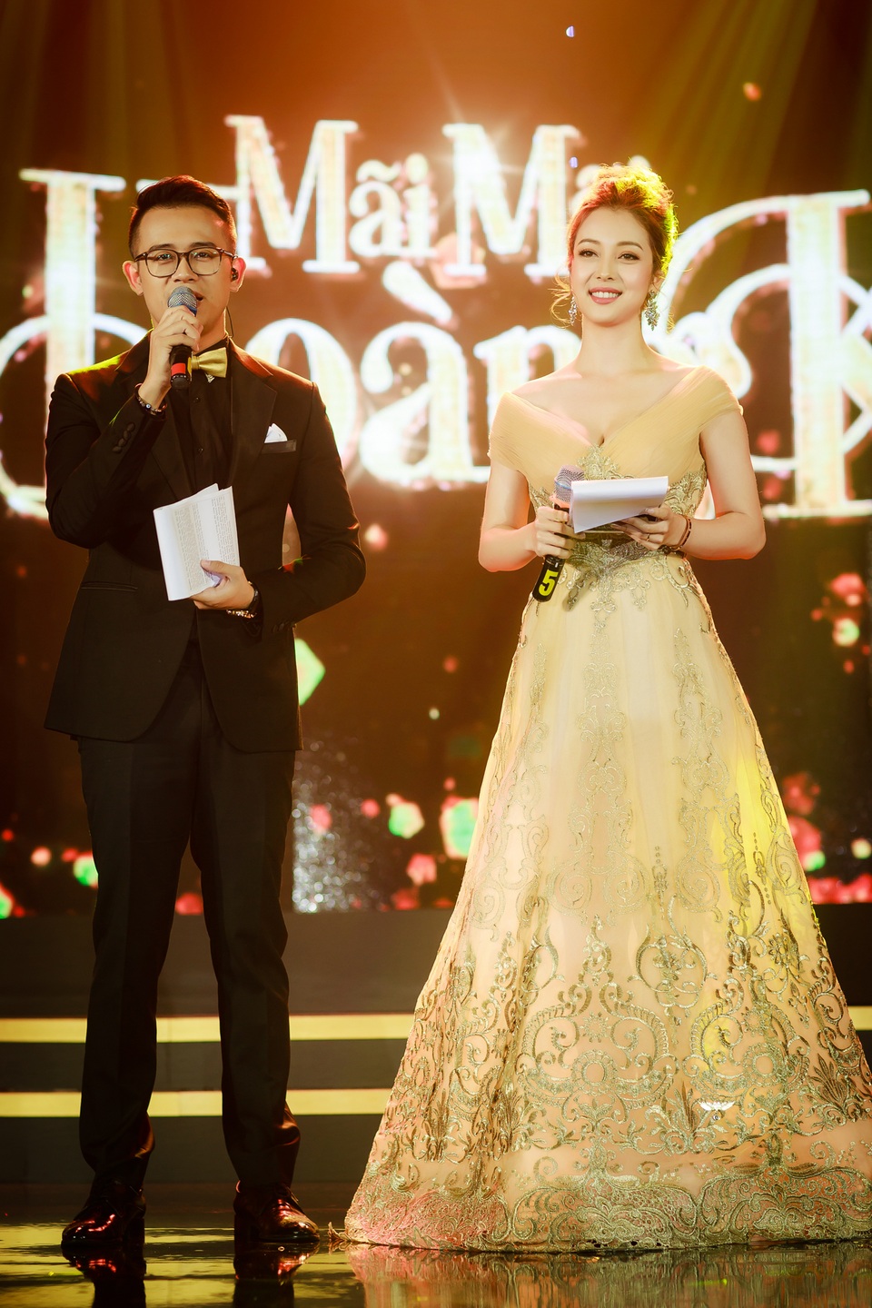 Jennifer Phạm dù đã 3 con vẫn khiến người đối diện “bỏng mắt” - 1