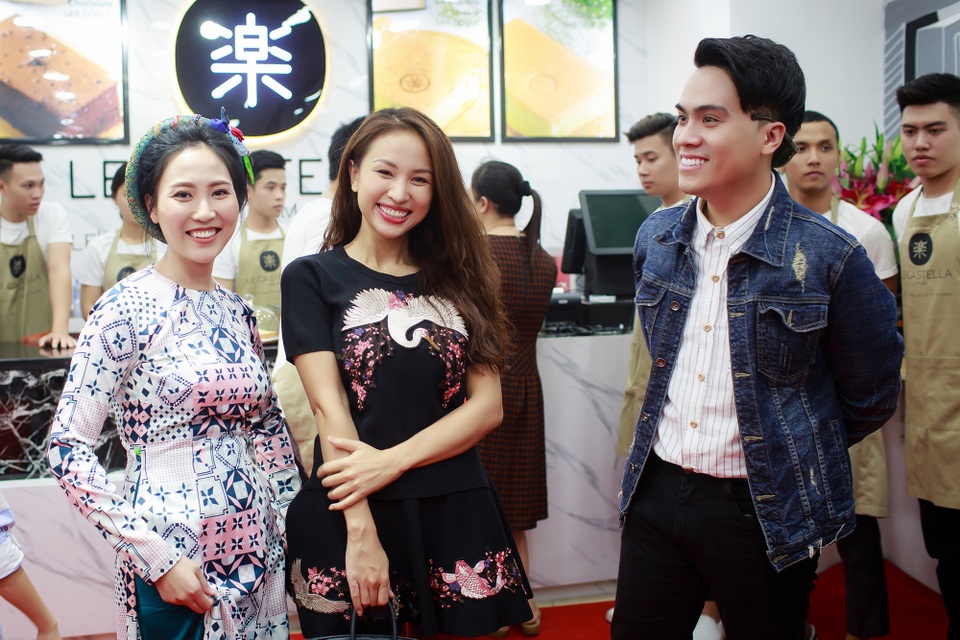 Vân Hugo đưa con trai đi tiệc - 6
MC Vân Hugo rất đắt show sự kiện thời gian này
