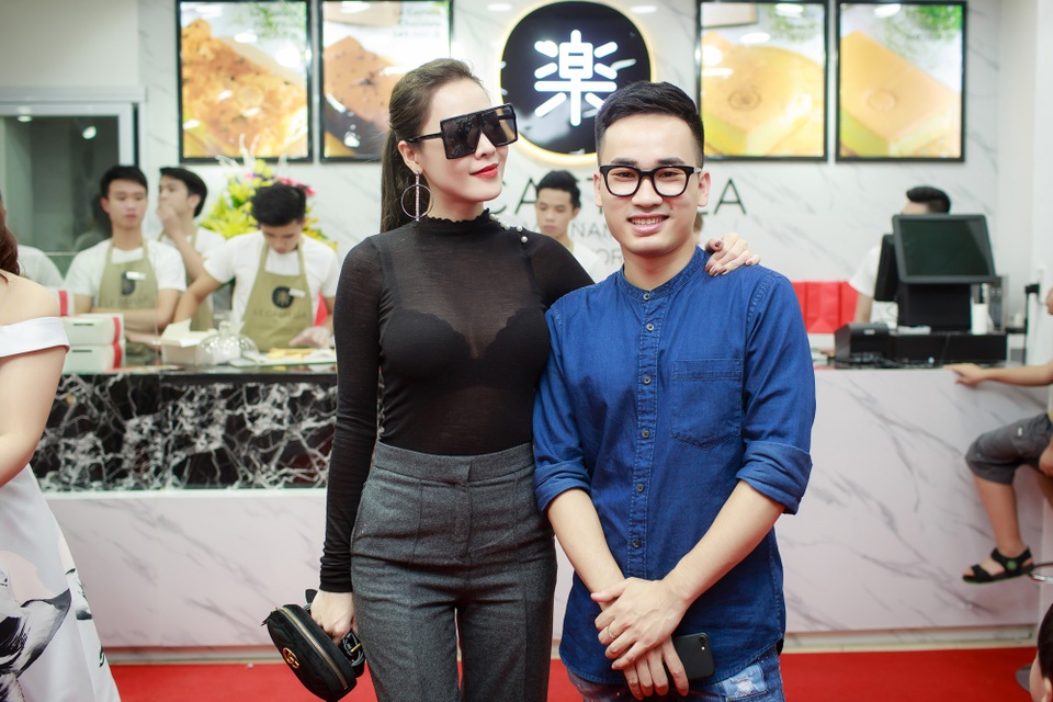 Vân Hugo đưa con trai đi tiệc - 10
Quế Vân tươi tắn bên Hà Duy.