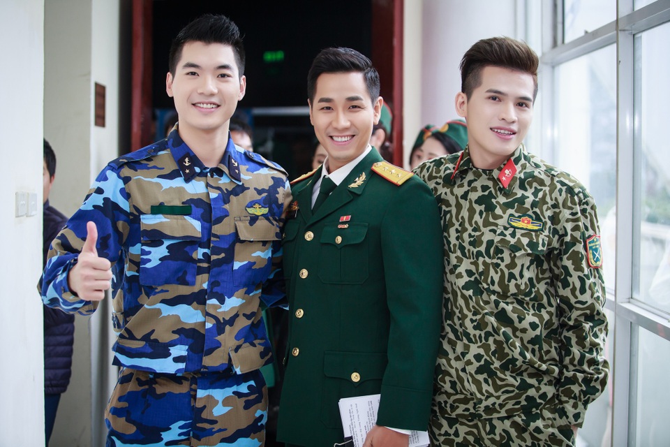Nguyên Khang mặc áo lính, đọ vẻ điển trai với Trương Nam Thành - 4 Nam MC hội ngộ Trương Nam Thành, Quốc Thiên và những cô gái xinh đẹp.