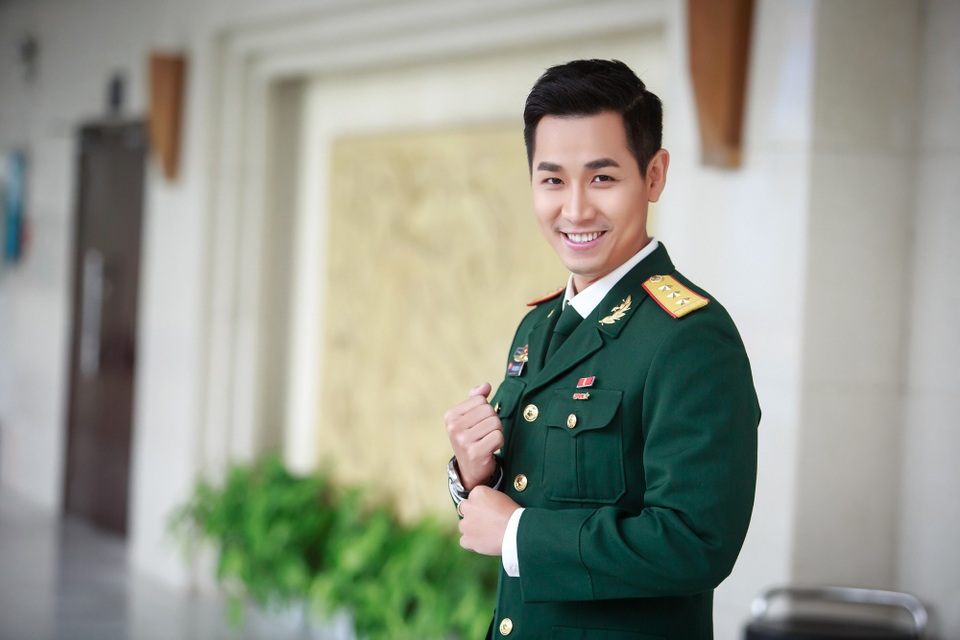 Nguyên Khang mặc áo lính, đọ vẻ điển trai với Trương Nam Thành - 2 Nguyên Khang tươi tắn trong bộ quân phục màu xanh.