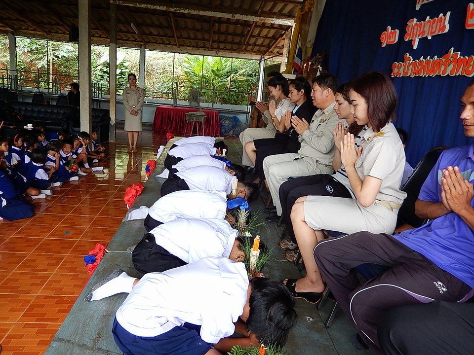 Độc đáo ngày nhà giáo ở các nước - 8 Tại Thái Lan, Ngày Giáo viên được tổ chức vào ngày 16/1. Trong ngày này, tất cả các trường đều cho học sinh nghỉ học và tổ chức mít-tinh, biểu diễn văn nghệ chào mừng. Đặc biệt nhiều trường phổ thông còn tổ chức những buổi lễ kỷ niệm đậm màu sắc tôn giáo, các nhà sư sẽ cầu nguyện cho toàn thể giáo viên và học sinh dâng hoa lên những người thầy của mình.