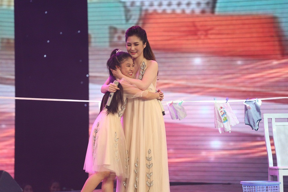 Trong phần song ca, Như Ngọc và HLV Hương Tràm thể hiện ca khúc “Mẹ sắp có em bé”.