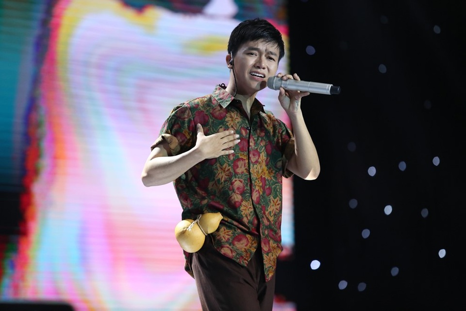 Chuyện tình "Chí Phèo - Thị Nở" khiến HLV Sing my song bật cười trên ghế nóng - 4 Bùi Công Nam duyên dáng với Chí Phèo.