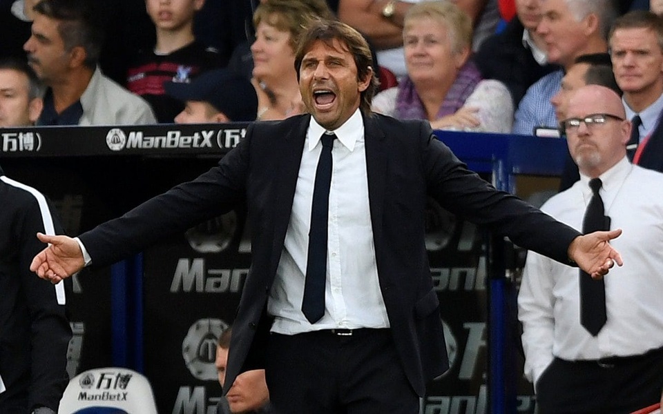HLV Conte "nổi đóa" với học trò và quyết định "phế" Bashuayi - 1
Conte đã tức giận với học trò sau khi Chelsea thua Crystal Palace