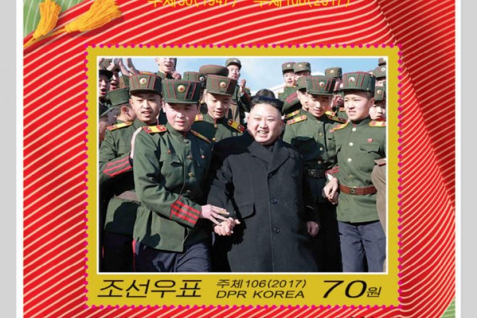 Triều Tiên tung bộ tem 3 thế hệ lãnh đạo mừng ngày thành lập "trường học quý tộc" - 2
Con tem với hình ảnh nhà lãnh đạo Kim Jong-un (Ảnh: Reuters)