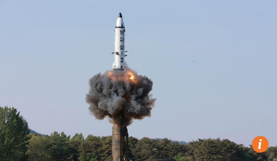 Triều Tiên thử gì tiếp theo sau siêu tên lửa Hwasong-15? - 2
Triều Tiên phóng thử tên lửa Pukguksong-2 đầu năm 2017 (Ảnh: Reuters)