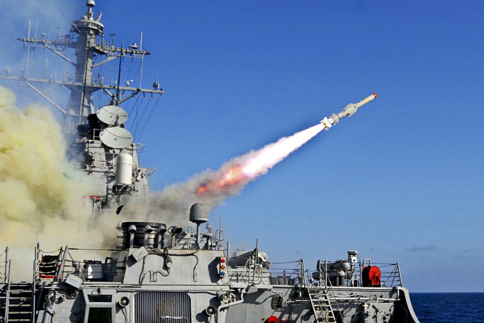 Nhà Trắng để ngỏ khả năng tiếp tục tấn công Syria - 1 Tàu khu trục USS Mitscher của Mỹ phóng tên lửa Harpoon trong cuộc diễn tập tại Đại Tây Dương (Ảnh: US Navy)