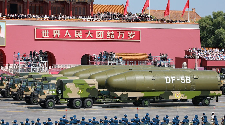 Trung Quốc phóng thử tên lửa có thể mang 10 đầu đạn hạt nhân - 1 Các tên lửa DF-5B trong một cuộc diễu binh tại Trung Quốc (Ảnh: RT)