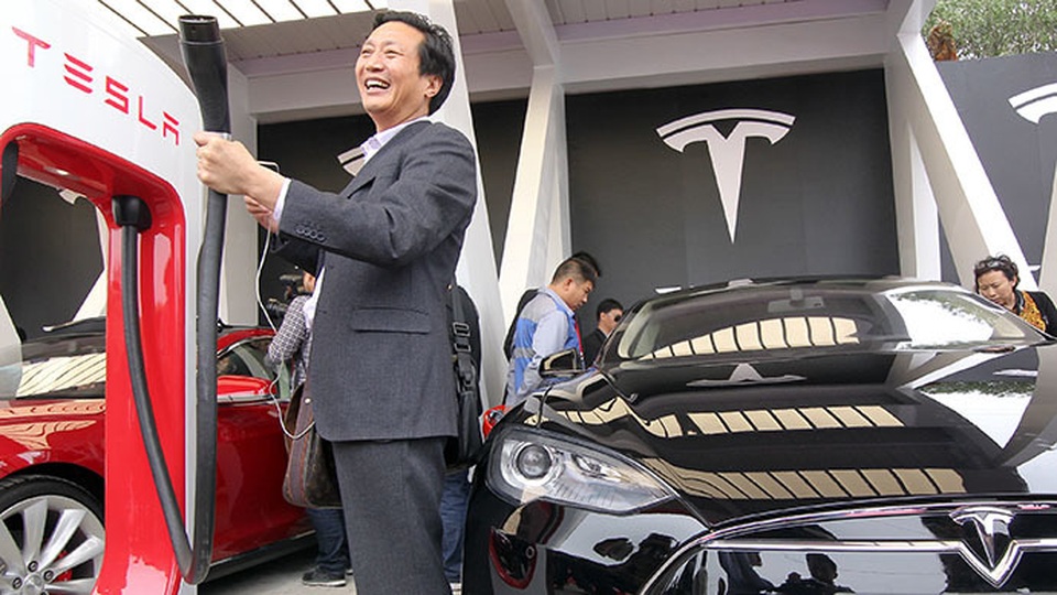 Tesla chọn Thượng Hải để xây nhà máy đầu tiên ở nước ngoài - 2
Một khách hàng hồ hởi cầm dây sạc điện của Tesla để chụp hình trong lễ bàn giao xe đầu tiên của hãng ở Trung Quốc hồi năm 2014