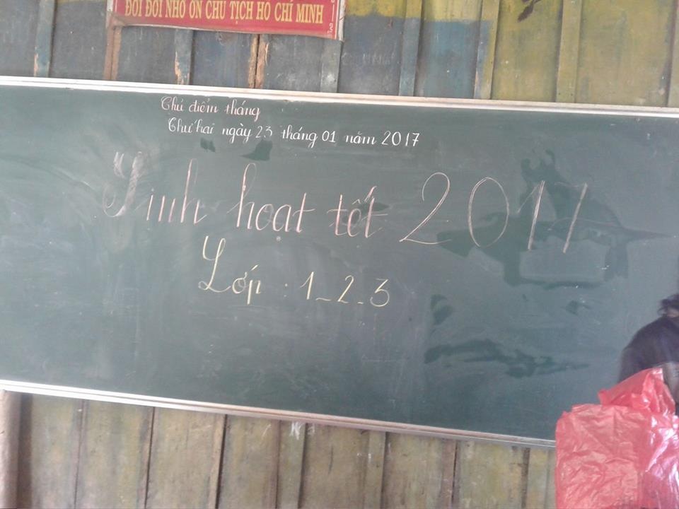 Tết sớm của bé lớp 2 địu em 8 tháng tới trường lay động dân mạng - 1 Buổi sinh hoạt tết cho học sinh được thầy Tuấn tổ chức từ ngày 23/1/2017