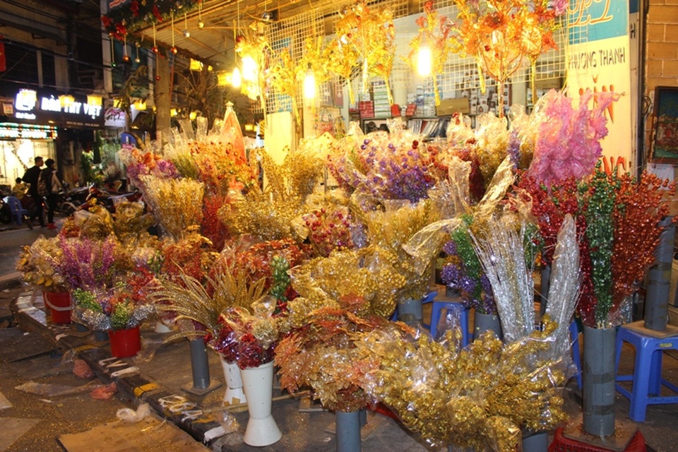 
Chợ hoa Tết Hàng Lược gần với phố đồ trang trí Hàng Mã, phố bán hoa giả Hàng Rươi, phố quần áo Hàng Ngang, Hàng Đào… Chỉ cần đi dạo một vòng qua những tuyến phố đó, ta cũng có thể tận hưởng được không khí tấp nập, rộn ràng của ngày Tết truyền thống.

