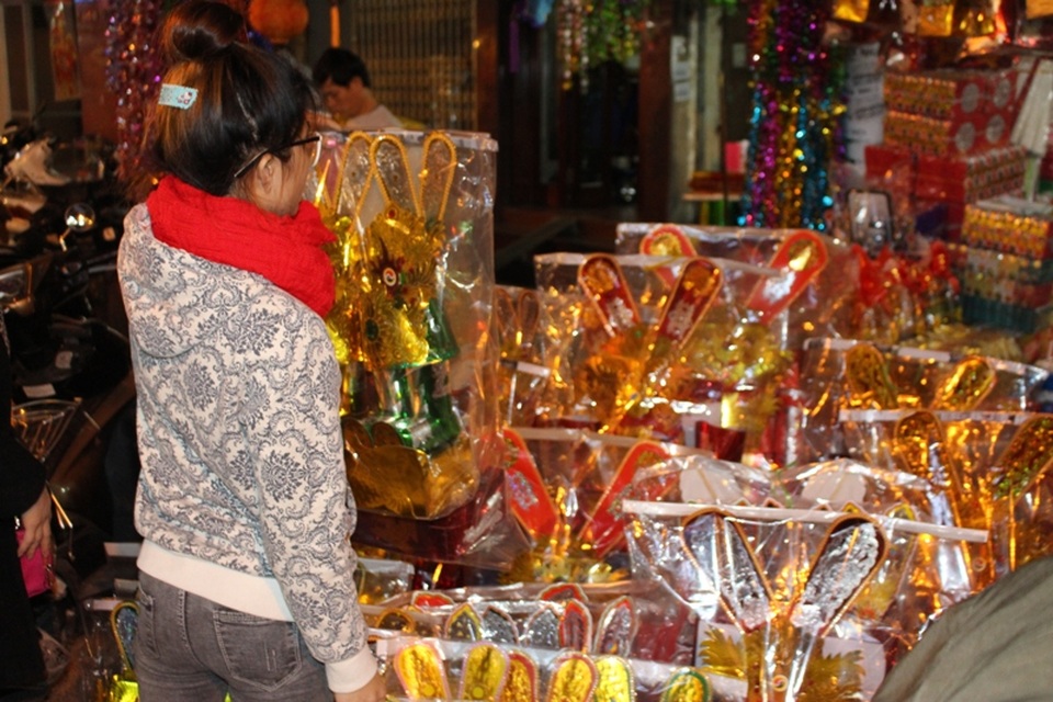 
Gian hàng bán đồ vàng mã cũng tấp nập người ra vào. Bộ nón, mũ, quần áo dịp ông Công ông Táo được bán với giá khoảng 200.000 đồng/ cặp.
