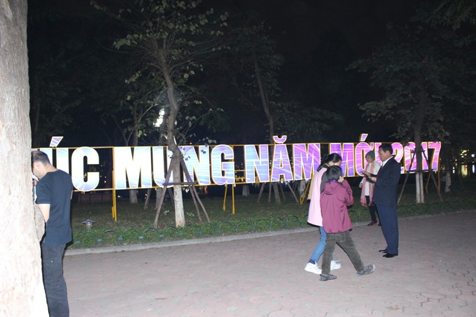 
Tuy không được trang trí lộng lẫy như mọi năm, nhưng khu vực Bờ Hồ vẫn rất thu hút người dân Hà Nội. Nhiều người đến chụp ảnh cố gắng lấy trọn dòng chữ “Chúc mừng năm mới”, lưu giữ lại những khoảnh khắc ngày cuối năm.
