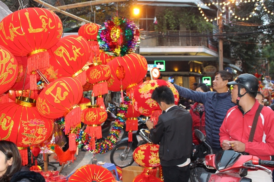 
Nhiều người đã sớm đi mua đèn lồng và các loại đồ trang trí cho dịp Tết sắp tới.
