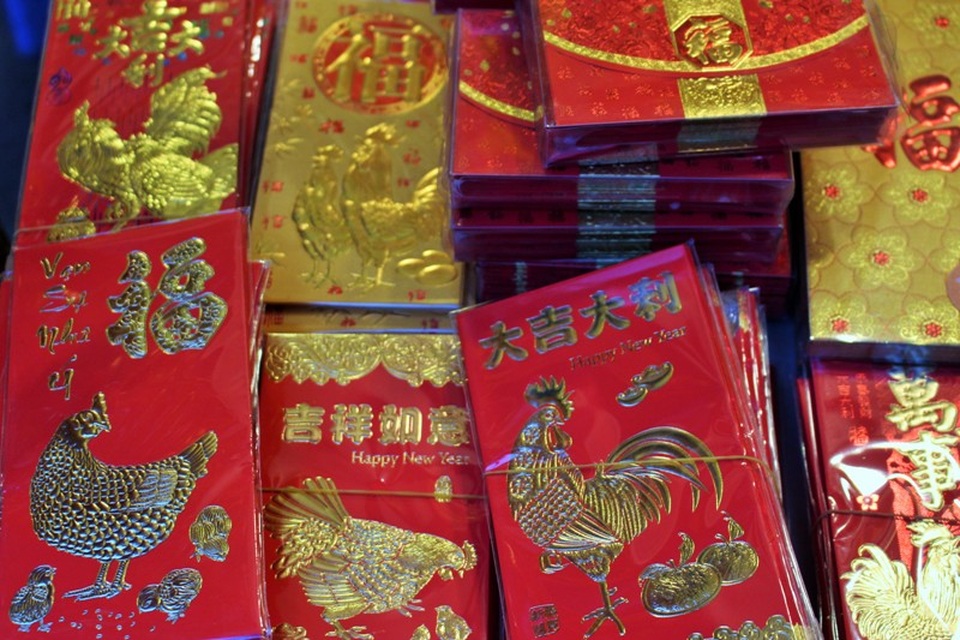 
Năm 2017 là năm Đinh Dậu nên phong bao lì xì hình con gà được bày bán khá nhiều. Cũng như mọi năm, giá phong bao lì xì không cao, phù hợp với túi tiền của mọi người.
