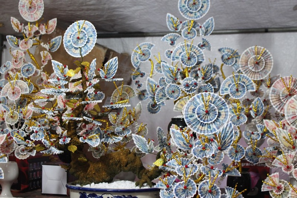 
Cây tiền tài kết bằng tiền thật. Tuy chỉ được kết bằng những tờ tiền 2000, 5000 đồng, nhưng khi bán ra lại có giá trị gấp nhiều lần giá trị thực. Đây vẫn là mặt hàng được nhiều người quan tâm.
