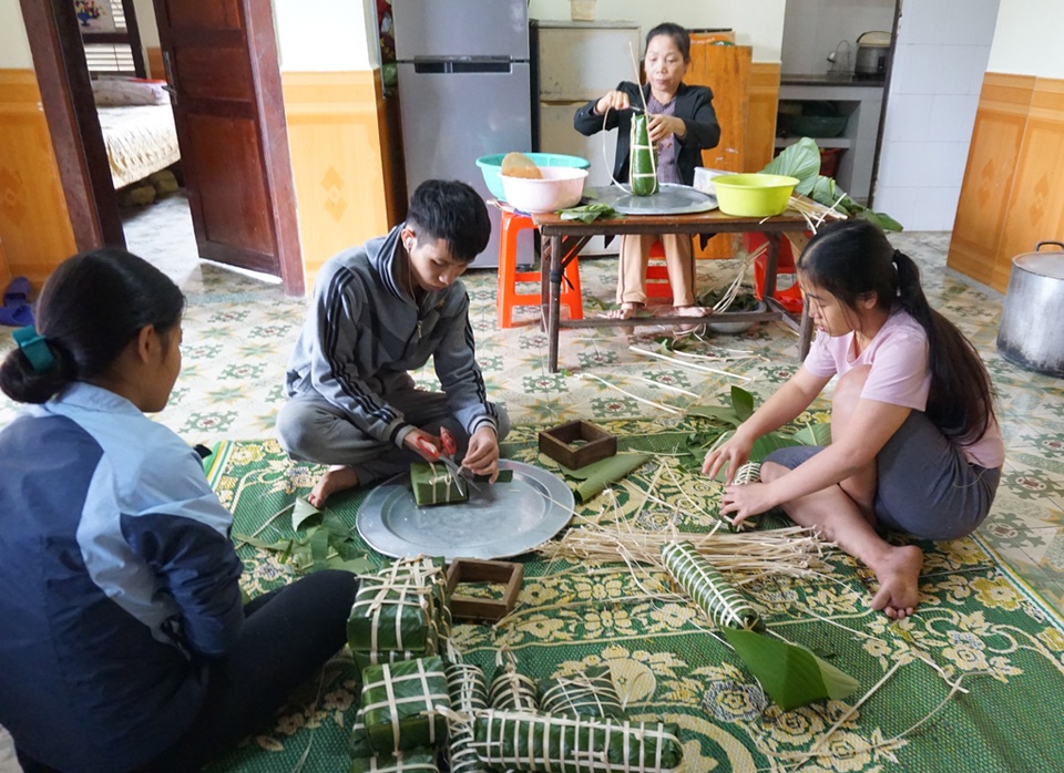 Tết ấm áp ở Làng trẻ em SOS - 7 Việc tự gói bánh chưng đã trở thành thông lệ của Làng, để các con được cảm nhận không khí đoàn viên ấm áp của gia đình.