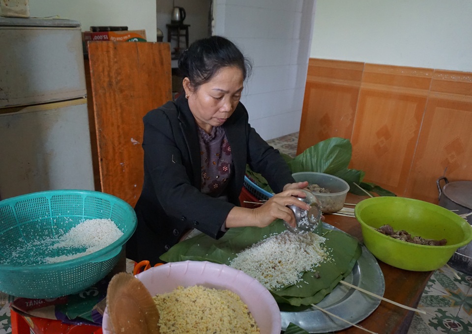 Tết ấm áp ở Làng trẻ em SOS - 6 Với 10 người con trong nhà và 18 người con đã rời làng, năm nào mẹ Ngân cũng gói 2 yến đậu, nếp để các con đón Tết.