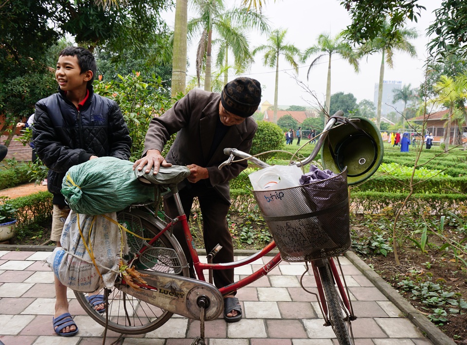 Tết ấm áp ở Làng trẻ em SOS - 3 Các em nhỏ được đón người thân mang theo quà Tết tới thăm.