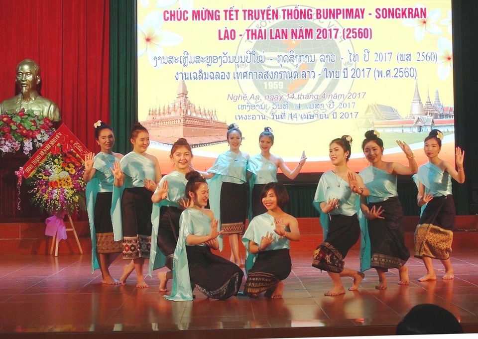 Những tiết mục văn nghệ đặc sắc mang đậm bản sắc của hai đất nước Lào, Thái Lan do chính các bạn du học sinh thể hiện.