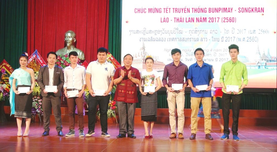 Các bạn du học sinh có thành tích học tập xuất sắc được tặng thưởng trong dịp tết cổ truyền.