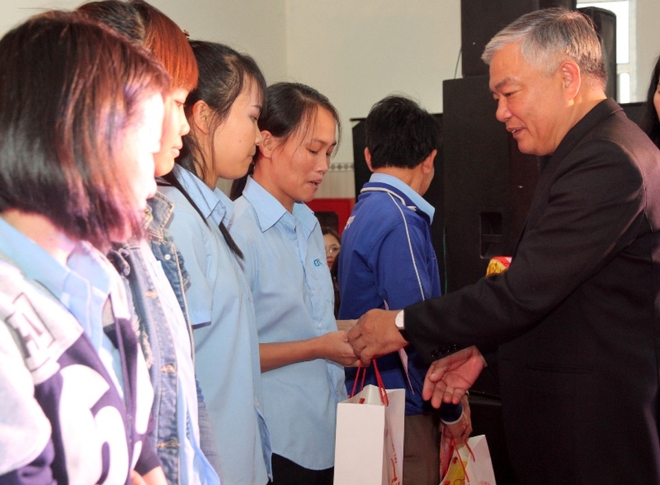 "Tết sum vầy" đến với người lao động Quảng Trị - 1 Ông Phạm Đức Châu, Phó Bí thư Thường trực Tỉnh ủy Quảng Trị tặng quà Tết cho các công nhân