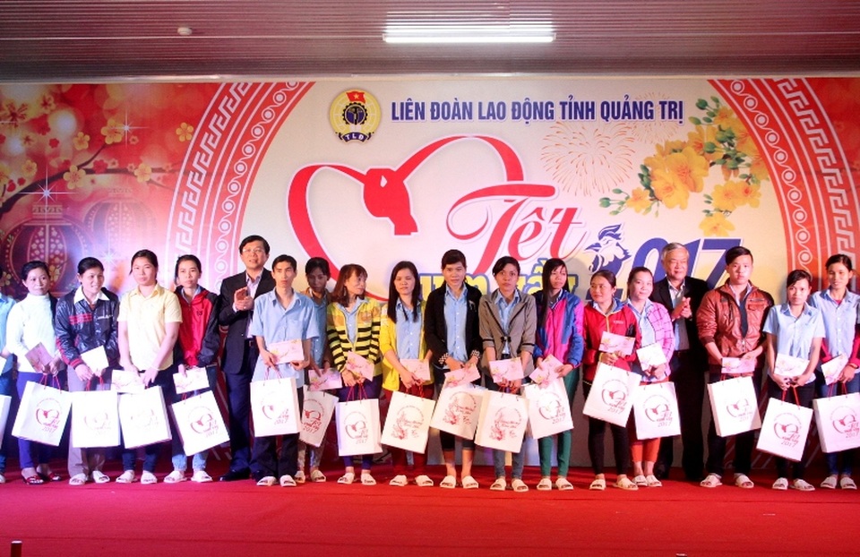 "Tết sum vầy" đến với người lao động Quảng Trị - 2 Ông Nguyễn Hữu Dũng, Chủ tịch Uỷ ban MTTQVN tỉnh tặng quà cho các công nhân