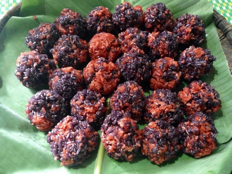 Nét độc đáo trong tết thanh minh của người dân tộc Nùng - 2 Xôi nếp đỏ, đen là món không thể thiếu trong lễ tết thanh minh của người Nùng.