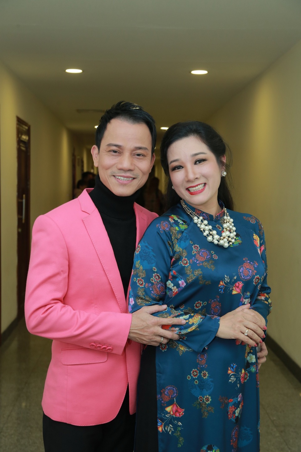“Táo bà” Minh Hằng vào vai con dâu hám tiền của nghệ sĩ Vượng “râu” - 11 Các nghệ sĩ chụp ảnh kỷ niệm trong hậu trường.