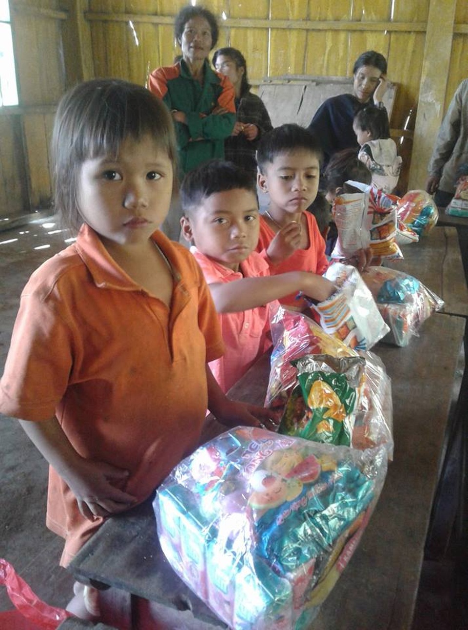 Tết sớm của bé lớp 2 địu em 8 tháng tới trường lay động dân mạng - 3 Tết sớm của Nhung và các bạn tại điểm lẻ Trường tiểu học Trà Dơn