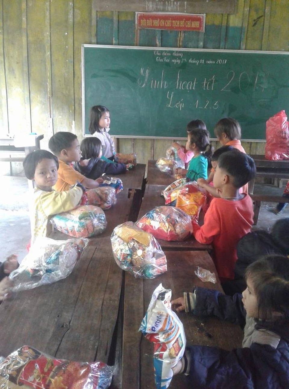 Tết sớm của bé lớp 2 địu em 8 tháng tới trường lay động dân mạng - 4
Thầy Tuấn cho biết, tết năm nay, các em đã đỡ khó khăn hơn mọi năm nhờ sự quan tâm của cộng đồng.