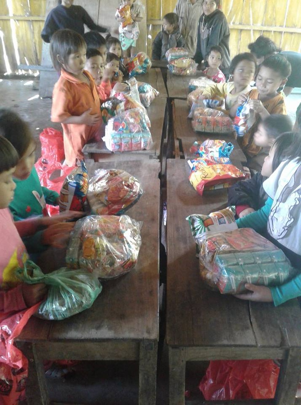 Tết sớm của bé lớp 2 địu em 8 tháng tới trường lay động dân mạng - 6 Tết sớm của bé lớp 2 địu em 8 tháng tới trường lay động dân mạng - 6