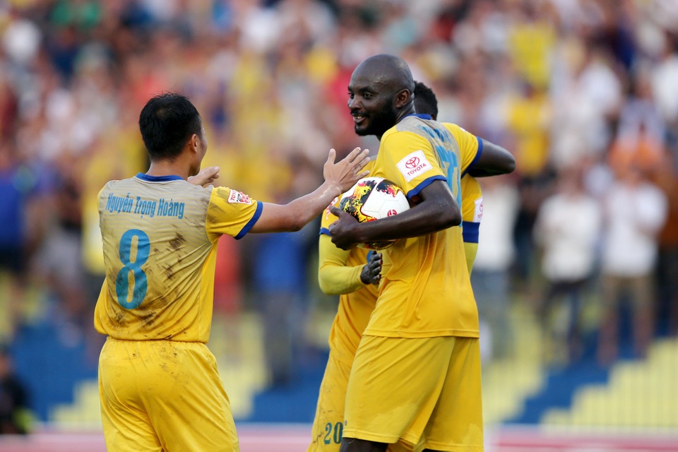 FLC Thanh Hoá bị Hải Phòng cầm hoà trên sân nhà - 2
Các cầu thủ Thanh Hóa ăn mừng sau khi bàn thắng, ảnh: Minh Phương