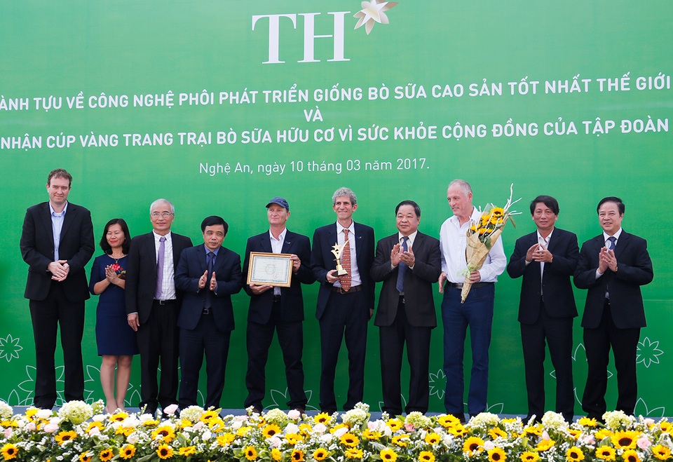 Tập đoàn sữa sở hữu trang trại bò hữu cơ đầu tiên của Việt Nam - 1
Tập đoàn TH đón nhận Cúp vàng Trang trại bò sữa hữu cơ vì sức khỏe cộng đồng