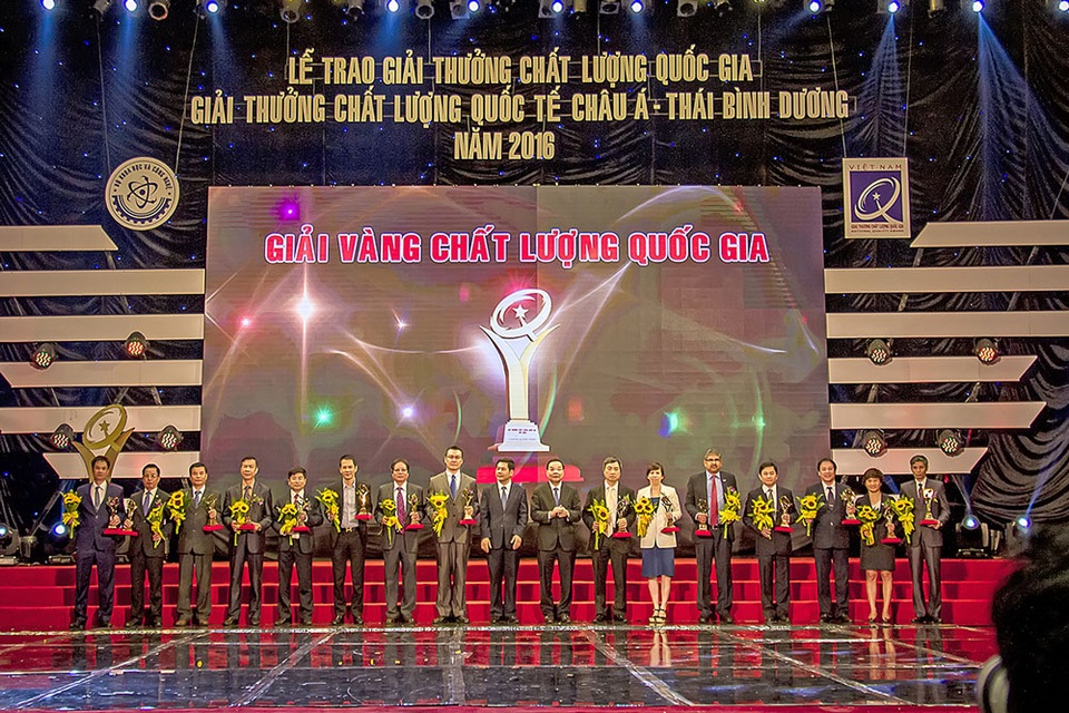 Công ty Cổ phần Sữa TH đạt giải Vàng Chất lượng Quốc gia - 1
Công ty Cổ phần Sữa TH cùng 14 doanh nghiệp khác đón nhận giải vàng Giải thưởng Chất lượng Quốc gia 2016 vào sáng ngày 2/4 tại Hà Nội.