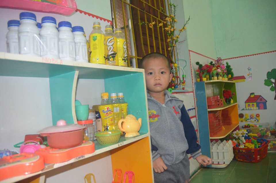 Giấc mơ của hai cậu bé nghèo mồ côi - 3
Bé Đông thường xuyên được các cô giáo đưa về nhà khi ông bà bận làm đồng