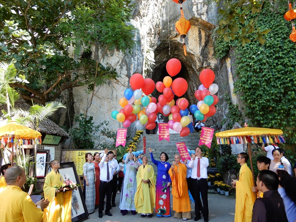 Lãnh đạo TP Đà Nẵng và quận Ngũ Hành Sơn thả bong bóng vì hòa bình
