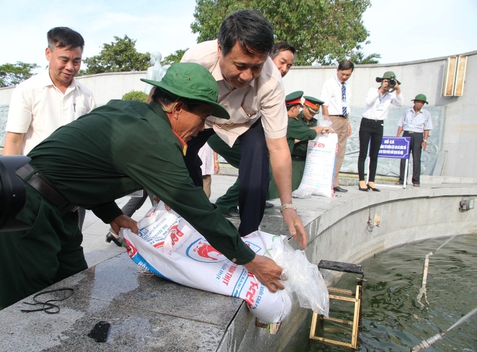 Mang cây, cá từ khu nhà sàn Bác Hồ tới chăm thả ở Nghĩa trang Đường 9 - 2 Thả cá trong hồ nước ở Nghĩa trang đường 9