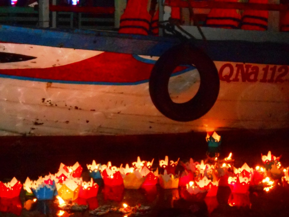 Du khách đổ về Hội An khai hội Nguyên Tiêu - 16 Thả hoa đăng cầu nguyện an lành