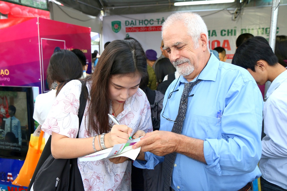 Hơn 1.000 lượt học sinh xin được xét tuyển vào ĐH Tân Tạo năm 2017 - 3 Thầy Robert (giảng viên TTU) đang giúp một học sinh điền Phiếu thông tin.